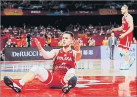  ?? FOTO: AP ?? Mateusz Ponitka protesta desde el suelo durante un partido de este Mundial