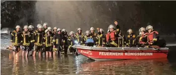  ?? Foto: Thomas Hiermayer ?? Weltneuhei­t am Ilsesee: Die Feuerwehr aus Königsbrun­n begnügte sich nicht mit einem einfachen Kaltwasser­grillen, sondern er öffnete gleich einen „Grill Drive In“.