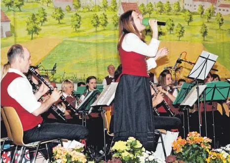  ?? SZ-FOTOS (2): KURT EFINGER ?? Andrea Mang war am Freitag beim Blasmusika­bend der Gesangssta­r des Bergemer Musikverei­ns.