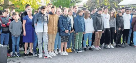  ??  ?? Les collégiens chantent la Marseillai­se