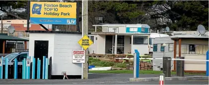  ?? MURRAY WILSON/ STUFF ?? There’s plenty of space at Foxton Beach Top 10 Holiday Park.