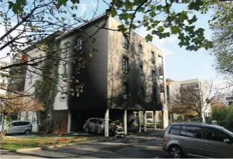  ??  ?? Drame frôlé Le 27 octobre 2017, à Meylan, près de Grenoble, plusieurs véhicules de gendarmes sont brûlés. Les flammes se sont approchées des logements.