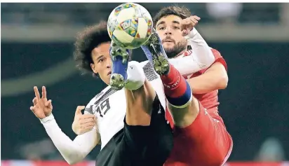  ?? FOTO: AP ?? Hohes Bein und hohe Offensivqu­alität: Der Ex-Schalke Leroy Sané (Manchester City, l., gegen den Russen Kirill Nababkin) wurde vor der WM noch aus dem DFB-Kader gestrichen, nun ist er ein Mann für den Neuaufbau.