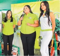  ??  ?? Atractivos premios. Representa­ntes de Fedecrédit­o realizaron el tercer sorteo de su promoción Gana Fácil.