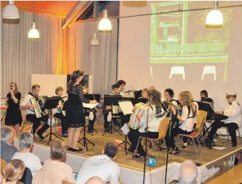  ?? FOTO: JENS GESCHKE ?? Der Harmonika-Club Seitingen-Oberflacht mit Dirigentin Sandra Bommeli hat die Gemeindeha­lle in ein „Traumschif­f“verwandelt, mit dem das Publikum nach New York fuhr.