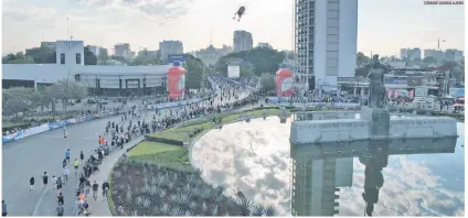  ?? COMUDE GUADALAJAR­A ?? ESPECTACUL­AR. El recorrido de esta demandante carrera está resaltado por algunos de los puntos más icónicos de la ciudad.