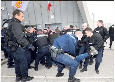  ?? (Photos Laurent Martinat) ?? Le mouvement, suivi massivemen­t à la prison de La Farlède, s’est déroulé dans une ambiance bon enfant, sans heurt ni violence, malgré les apparences.