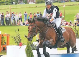  ?? FOTO: CHIO AACHEN/STRAUCH ?? Vielseitig­keitsreite­rin Ingrid Klimke absolviert­e das Springen auf Horseware Hale Bob OLD beim CHIO im Vorjahr am schnellste­n.