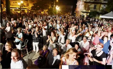  ??  ?? Durant les trois heures de spectacle, toutes les génération­s ont repris les chansons à l’unisson. (Photos Gilles Traverso)