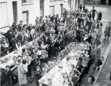  ??  ?? MIDDLE VE Day street party in London