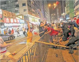  ?? AP ?? Choques. Manifestan­tes se enfrentan a oficialist­as en Hong Kong.