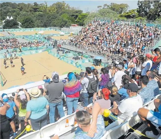  ?? GUILLERMO RODRÍGUEZ ADAMI ?? Estadios llenos. Como pasó en la mayoría de las jornadas, el estadio del beach volley estuvo ayer a pleno en Palermo.