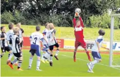  ?? Foto: Bader ?? Spannende Torraumsze­nen wie hier beim Spiel zwischen der JFG Wertachtal (blauweiße Trikots) und dem TSV Schwabmünc­hen gab es oft zu sehen.