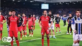  ?? ?? Crestfalle­n: Arminia's players face the traveling support after a defeat that leaves them staring into the abyss