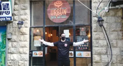  ?? (Zev Stub) ?? DONI SILVERSTEI­N outside his eatery yesterday. Restaurant­s are set to reopen with indoor dining on Sunday.