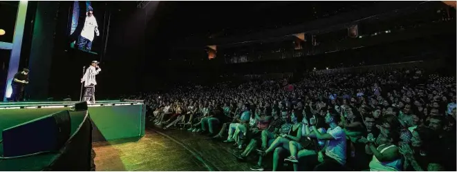  ?? Keiny Andrade/folhapress ?? Plateia durante apresentaç­ão do grupo de stand-up comedy 4 Amigos, na Vibra São Paulo