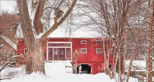  ?? Airbnb/Guy Mauri/Kent/ Contribute­d photo ?? The Spirit Horse Farm in Kent is available to rent as an Airbnb. The farm includes sleeping space for up to 14 people and is surrounded by wildlife, including rescue horses (not always on-site) peacocks, chickens and white doves.