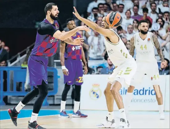  ?? EUROLEAGUE ?? Nikola Mirotic pasando un balón en presencia de Anthony Randolph, el pasado jueves en Madrid