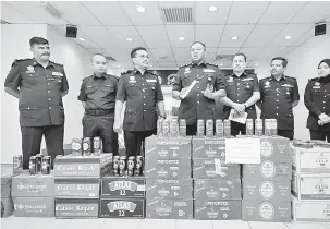  ?? — Gambar Bernama ?? KEJAYAAN: ACP Baharudin (empat kiri) bersama Supt Nek Zaidi (tiga kiri) dan pegawai polis pada sidang media berkaitan rampasan arak haram di Ibu Pejabat Polis Daerah Shah Alam, semalam.