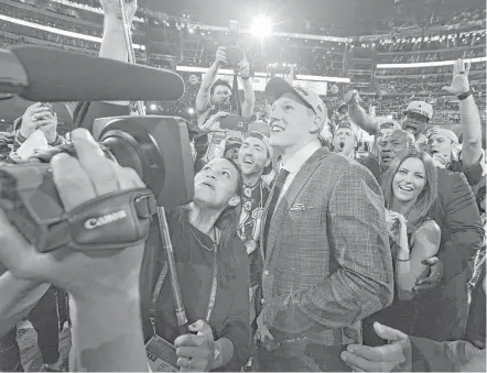  ?? Max Faulkner / Tribune News Service ?? Boise State linebacker Leighton Vander Esch became an immediate hit with Cowboys fans at Arlington’s AT&T Stadium after being picked by Dallas in the first round Thursday night.