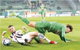  ?? ?? Valon Berisha (LASK) und Christoph Lang (Rapid) im Zweikampf