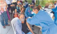  ?? Foto: Twitter Secretaría de Salud. ?? La vacuna en Pueblo Nuevo se aplicó en un solo día, aunque se había previsto que fuera en dos. /