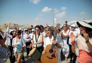  ??  ?? Attivista Yael Deckelbaum (con la chitarra) guida «La marcia della speranza» nell’ottobre 2016