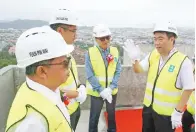  ??  ?? NGAN (kanan) berbual bersama kakitangan Gamuda Land dan Bukit Bantayan Residences mengenai projek pembinaan itu.