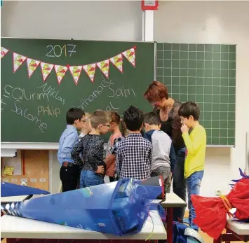  ?? Foto: Anna Schmid ?? Der Moment, auf den alle gespannt gewartet haben: Gemeinsam spitzeln die Erstklässl­er der Edith Stein Schule in Aichach in die Schultüten. Jetzt kann das Jahr beginnen. Und die Kinder sprühen vor Wissensdur­st.