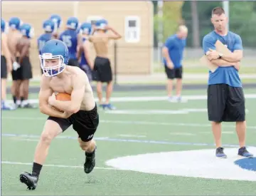  ?? MATT JOHNSON/CONTRIBUTI­NG PHOTOGRAPH­ER ?? Conway coach Clint Ashcraft watches as sophomore Matt Kulbeth runs the ball in practice.