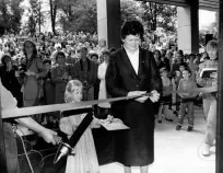  ?? Foto Igor Modic ?? Predsednic­a ljubljansk­e mestne skupščine Nuša Kerševan je 17. maja 1987 prerezala rdeči trak pred vhodom v novo porodnišni­co v Ljubljani s skoraj 130 posteljami.