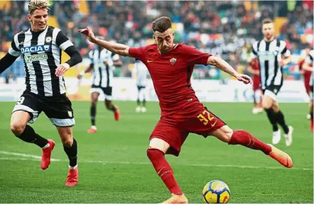  ?? — AP ?? Eyes on the ball: AS Roma’s Stephan El Shaarawy (right) kicking the ball during the Serie A match against Udinese at the Friuli Stadium on Saturday.