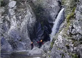  ?? (Photo AFP) ?? Très prisé pour les activités en eau vive, le canyon de Zoicu est considéré comme un site plutôt sportif avec des rappels de  mètres de haut et est, a priori, inaccessib­le sans équipement spécialisé.