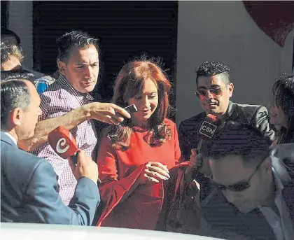  ?? MAXI FAILLA ?? Sonrisa. Cristina Kirchner sale de su casa en una de sus visitas a los tribunales de Comodoro Py.