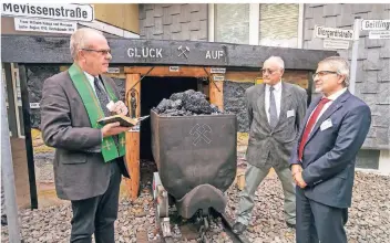  ?? FOTO: ARNULF STOFFEL ?? Festakt vor der Firma Altun: Hier spricht Pfarrer Johannes Mehring den Segen. Daneben Heinz Billen (l.) und Abdullah Altun.