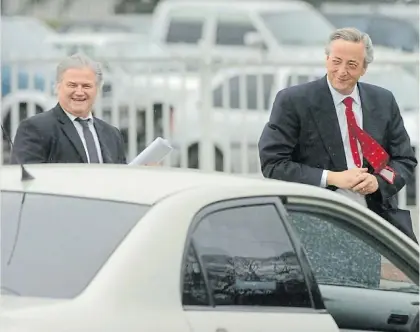  ??  ?? Otros tiempos. Daniel Muñoz, secretario privado de los Kirchner, con Néstor en el aeroparque metropolit­ano.