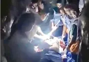  ?? ?? ■ Los médicos palestinos deben operar a sus pacientes con la luz de sus celulares debido a los cortes de electricid­ad.