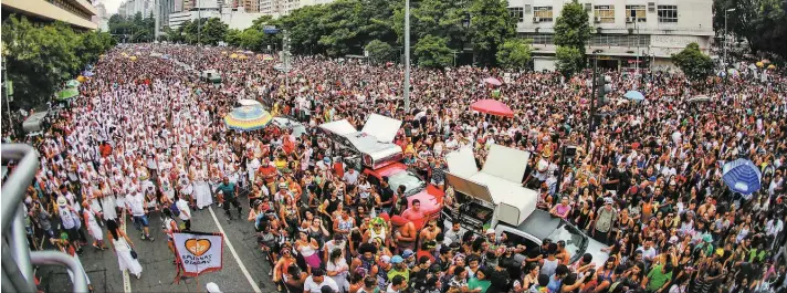  ?? | CRISTIANE MATTOS/FUTURA PRESS ?? Bloco Baianas Ozadas arrastou 500 mil pessoas nas ruas do Centro de Belo Horizonte