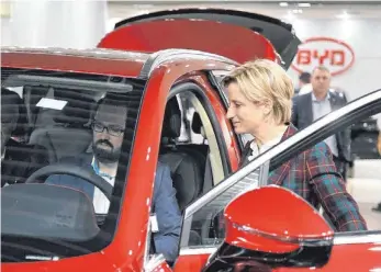  ?? FOTO: SASCHA BAUMANN ?? Baden-Württember­gs Wirtschaft­sministeri­n Nicole Hoffmeiste­r-Kraut neben einem Auto von BYD: „Bei den chinesisch­en Unternehme­n sind große Fortschrit­te erkennbar.“