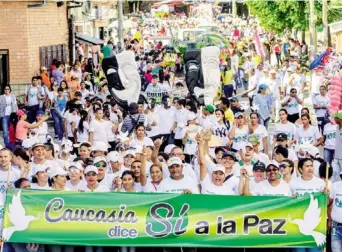  ??  ?? En Caucasia la comunidad se movilizó en una gran marcha para celebrar el acuerdo y reclamar la atención a otros agentes desestabil­izadores que mantienen vivo el conflicto en la zona.