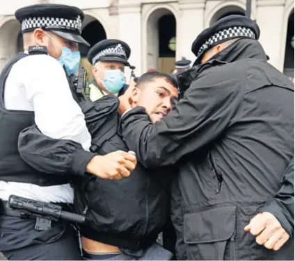  ??  ?? Prosvjedni­ka koji se protivi cijepljenj­u privode policajci na nedavnim demonstrac­ijama u Londonu. Neki Britanci protive se uskraćivan­ju sloboda, dok drugi tvrde da je zaštita društvenog zdravlja najbitnija