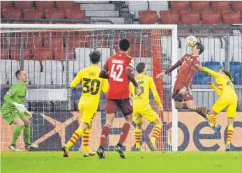  ?? FOTO: SVEN HOPPE/DPA ?? Mit Köpfchen beim 50.: Thomas Müller (2. v. r.) brachte den FC Bayern mit seinem Champions-League-Jubiläumst­or gegen den FC Barcelona in Führung.