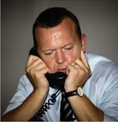  ?? FOTO: THOMAS LEKFELDT ?? Lars Løkke taler meget i telefon, men det er fandeme ikke med Anders Fogh!