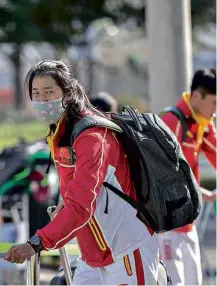  ?? Fotos Ricardo Borges/Folhapress ?? Parte da delegação olímpica chinesa chega à Vila dos Atletas