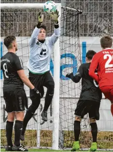  ?? Foto: Brugger ?? Der 18 jährige Keeper Dominik Dewein (Zweiter von links) gehört jetzt fest zum Lan desliga Kader des FC Gundelfing­en.