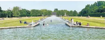  ?? RP-FOTO: MARC INGEL ?? Das Wasserspie­l im Nordpark ist nicht zum Schwimmen gedacht, aber man kann seinen Reiz für die Parkbesuch­er nachempfin­den.