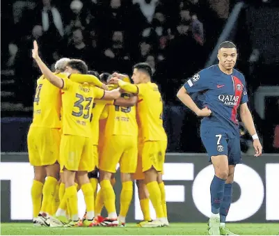  ?? Afp ?? La decepción de Mbappé, con el festejo de Barcelona al fondo