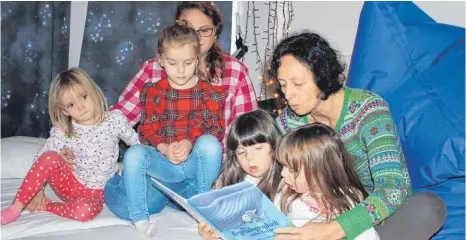  ?? FOTO: BLANKENHOR­N ?? Die Grünen-Bundestags­abgeordnet­e Margit Stumpp schnuckelt­e sich mit den Kindern in den „Snoezelen-Raum“und las ihnen die Geschichte vom Regenbogen­fisch vor.