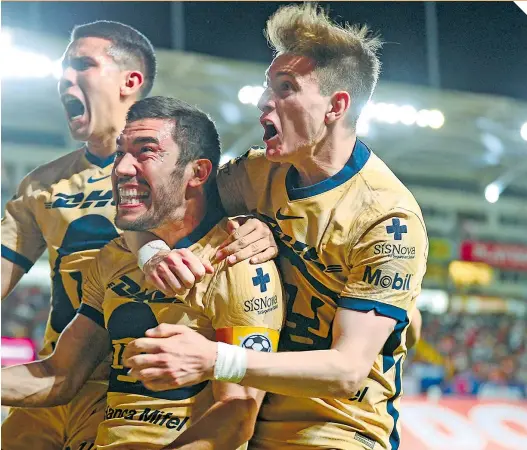  ?? FOTOS: MEXSPORT ?? Juan Pablo Vigón es abrazado por Waller, tras su gol en el estadio de Aguascalie­ntes. /
