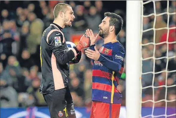  ?? PAU BARRENA / AFP ?? Pau y el debutante Arda Turan discuten en un momento del tenso partido de ayer